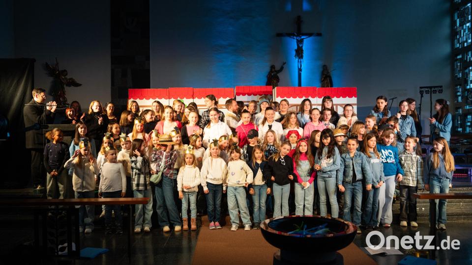 Alle Mitwirkenden wurden mit einem Riesenapplaus gefeiert. Hier der Gesamtchor. Bild: Regina Probst