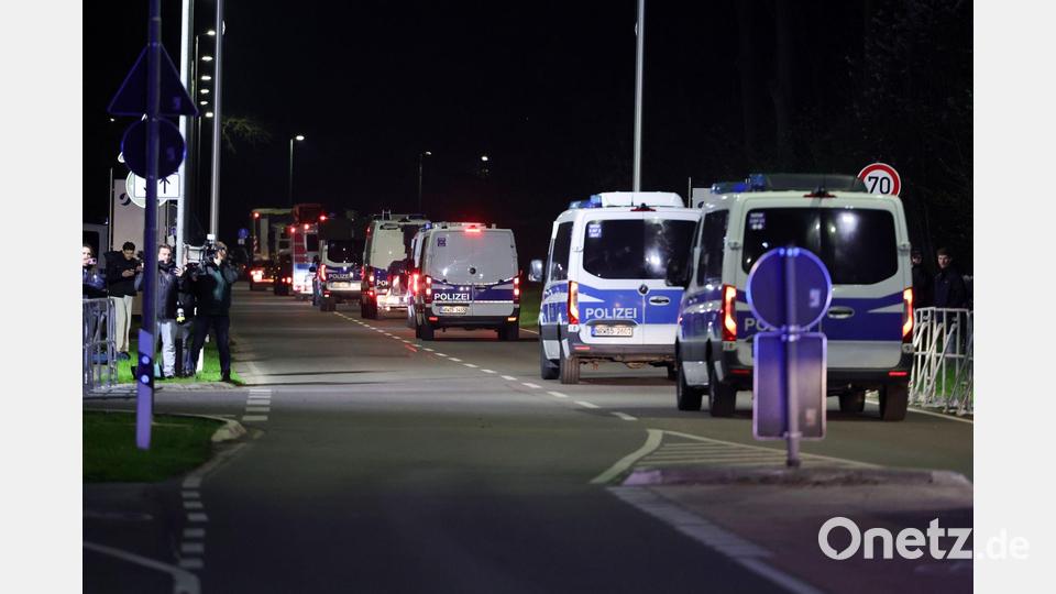Gegen kurz nach 22.00 Uhr rollte der Konvoi am Dienstag los. Bild: Christoph Reichwein/dpa