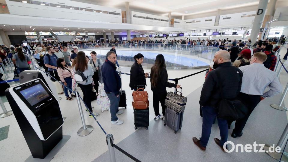 An US-Flughäfen gibt es derzeit lange Wartezeiten (Archivbild). Bild: Michael Wyke/FR33763 AP/AP/dpa