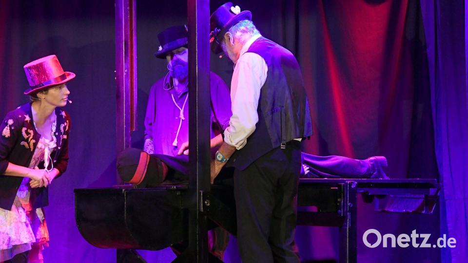 Der Wiesn-Henker an seiner Guillotine. (Archivbild) Bild: Felix Hörhager/dpa