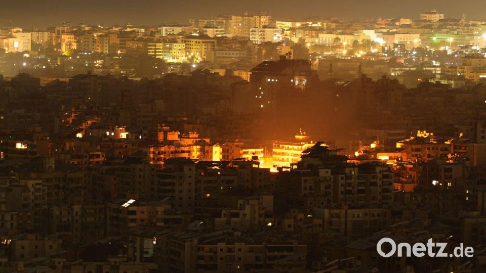 Bei einem israelischen Angriff auf ein Gebäude in Dahieh, den Vororten im Süden von Beirut, ist eine Explosion zu sehen. Bild: Hassan Ammar/AP/dpa