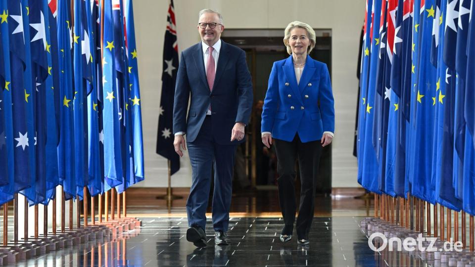 Der australische Premierminister Anthony Albanese und Ursula von der Leyen, Präsidentin der Europäischen Kommission, gehen nach einer Ansprache an Abgeordnete und Senatoren während einer gemeinsamen Sitzung im Repräsentantenhaus zusammen im Parlamentsgebäude in Canberra. Bild: Lukas Coch/AAP/dpa