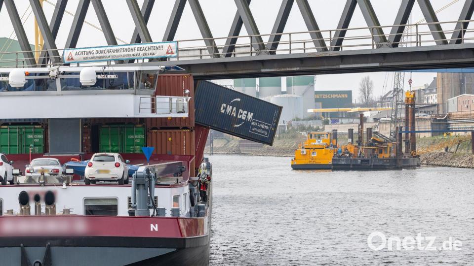 Ein Containerschiff liegt im Neusser Hafen. Das Schiff hat eine Brücke gerammt, mehrere Container fielen ins Wasser. Bild: Jan Ohmen/dpa