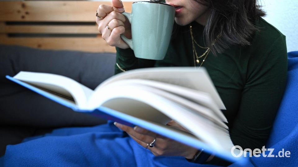 Wer es lieber ruhiger mag: Die Extrastunde kann auch einfach zum Entspannen oder Lesen genutzt werden. (Symbolbild) Bild: Elisa Schu/dpa