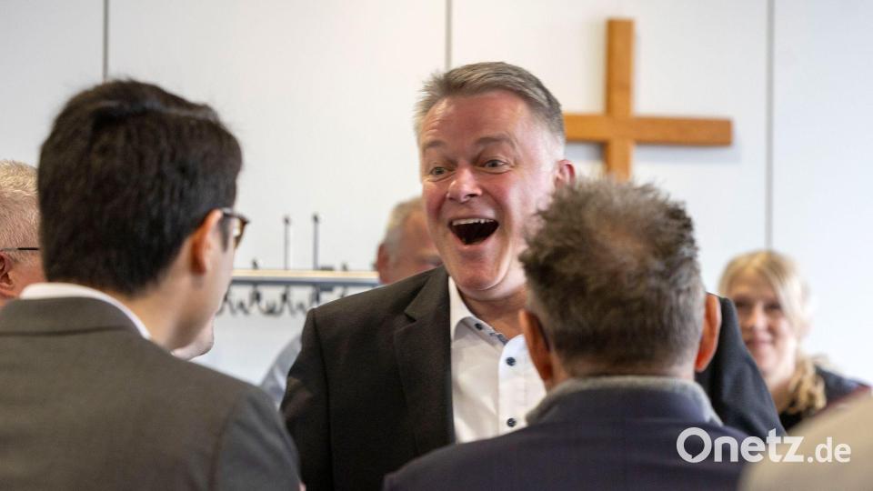 Wahlsieger Gordon Schnieder freut sich riesig mit seiner Fraktion. Bild: Helmut Fricke/dpa