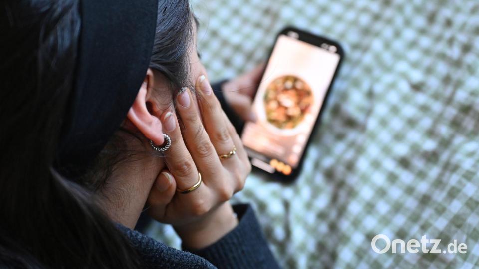 Die Social-Media-Nutzung bei vielen Jugendlichen ist laut einer neuen Studie weiter riskant. (Archivbild) Bild: Elisa Schu/dpa