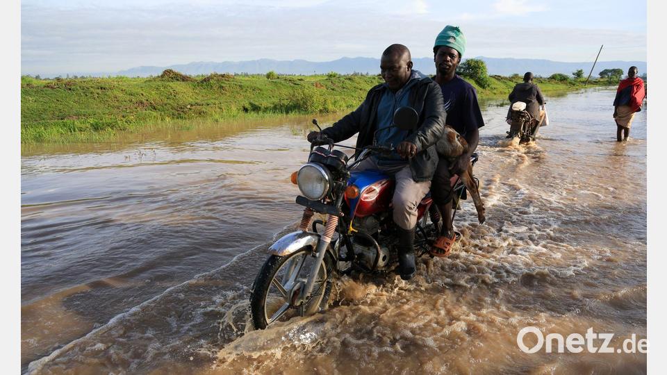 Nach heftigen Regenfällen sind viele kenianische Straßen überschwemmt. Bild: Andrew Kasuku/AP/dpa