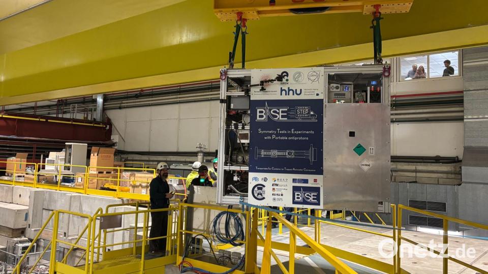 Im Schneckentempo wird der Transportcontainer am Kran durch die Antimaterie-Fabrik gebracht. Bild: Christiane Oelrich/dpa