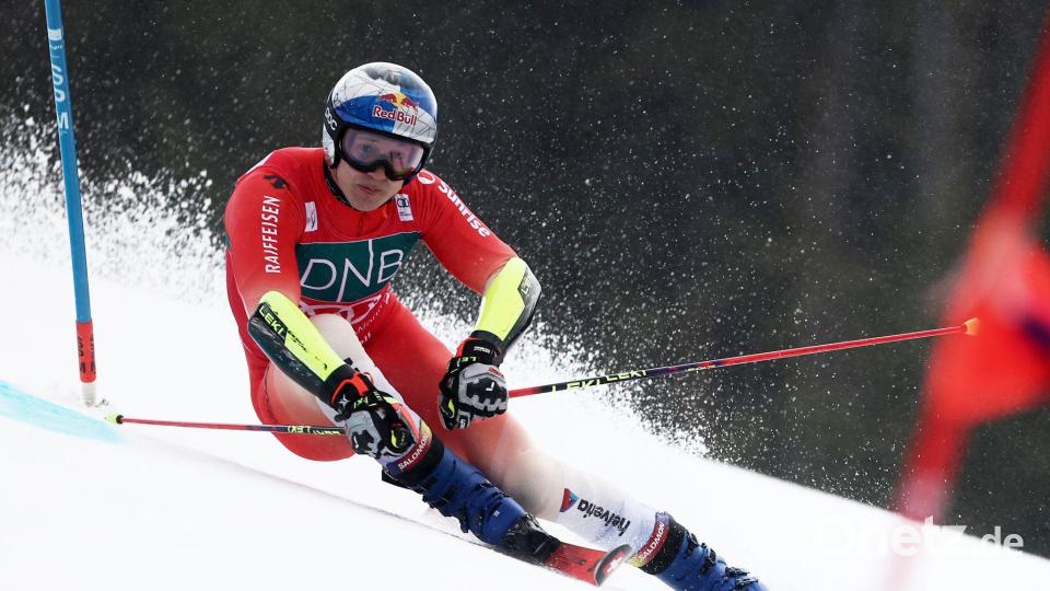 Der Schweizer Superstar Marco Odermatt patzt im finalen Riesenslalom der Saison. Bild: Gabriele Facciotti/AP/dpa