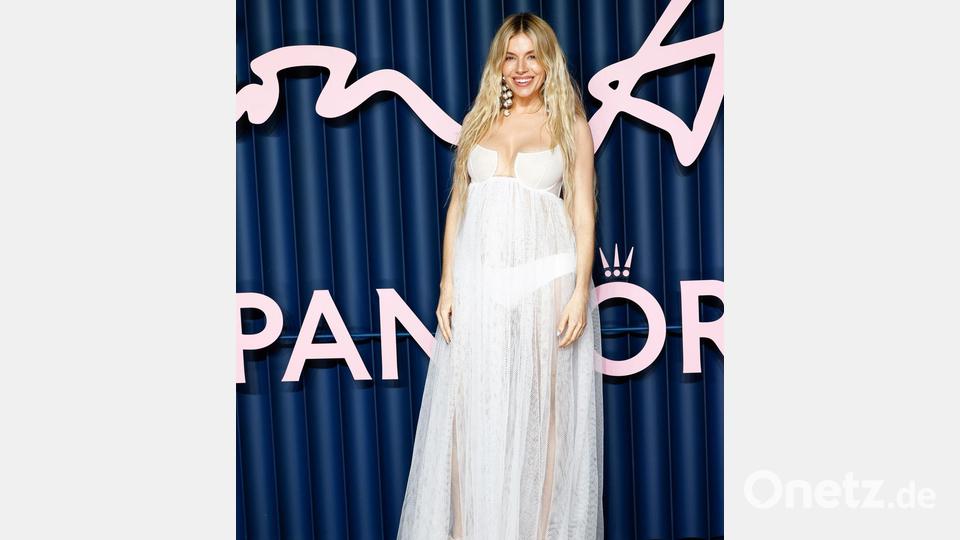 Bei den Fashion Awards in London war ihr Babybauch schon leicht zu erkennen. (Archivbild) Bild: Millie Turner/Invision/AP/dpa