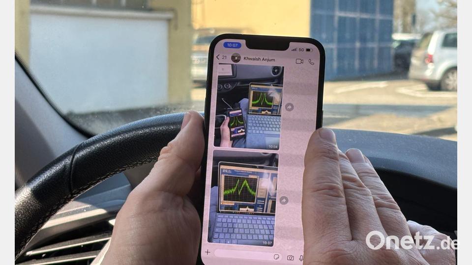Physiker Ulmer prüft während der Fahrt live, ob die Antiprotonen noch an Ort und Stelle sind. Bild: Christiane Oelrich/dpa