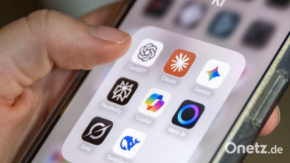 Neue KI-Chatprogramme bergen laut Experten Risiken für Minderjährige. (Archivbild) Bild: Philip Dulian/dpa