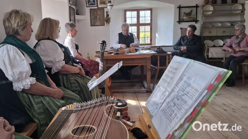 Beim Zithertag des Freilandmuseums Oberpfalz wurde in den Stuben der Höfe musiziert. Bild: jua