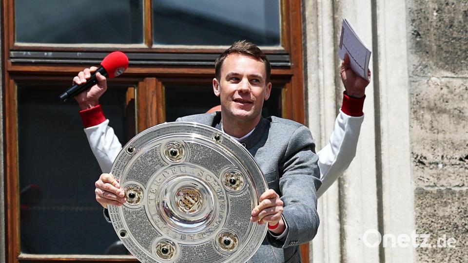 Ein längst gewohntes Bild: Manuel Neuer mit der Meisterschale auf dem Münchner Rathausbalkon. (Archivbild) Bild: Daniel Löb/dpa