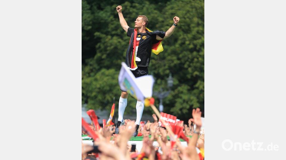 Der größte Erfolg: Manuel Neuer 2014 beim Empfang der deutschen Fußball-Weltmeister in Berlin. (Archivbild) Bild: picture alliance / dpa