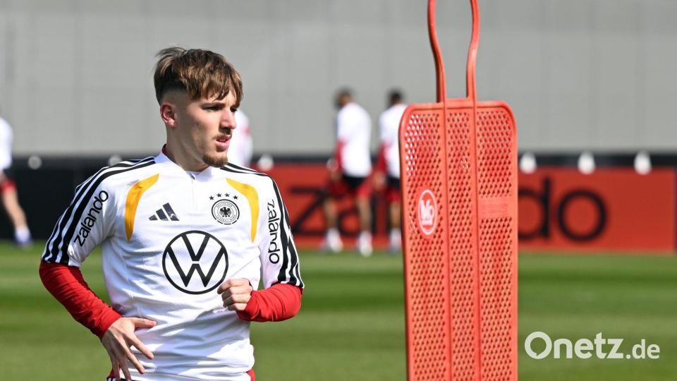 Erstmals im Kreis der Nationalmannschaft: Bayern-Youngster Lennart Karl. Bild: Federico Gambarini/dpa