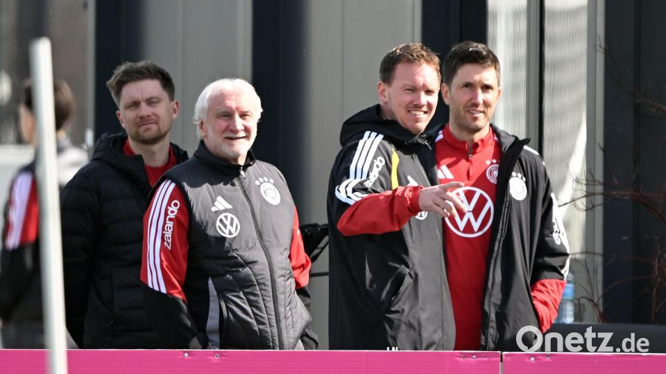 Rudi Völler (l.) und Julian Nagelsmann (2.v.r.) schauen auf den Trainingsplatz. Bild: Federico Gambarini/dpa
