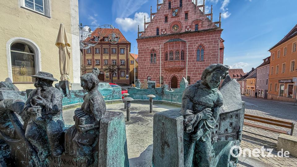 Der Geschichtsbrunnen gegenüber dem Rathaus ist von seinem Winterkleid befreit. Das Wasser wird von den Stadtwerken in den nächsten Tagen angeschlossen. Bild: Stephan Huber