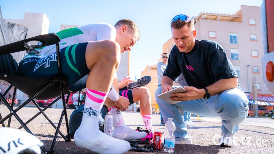 Briefing vor dem Rennen: Marcel Kittel mit dem irischen Straßenradmeister Rory Townsend. Bild: Unibet Rose/Joren Benjamins /dpa