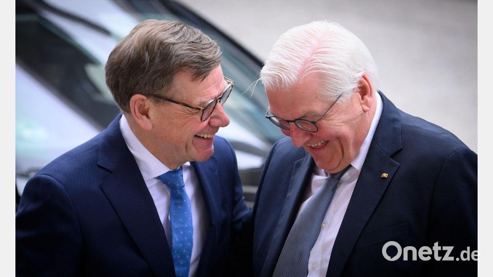 Außenminister Johann Wadephul (l., CDU) und Bundespräsident Frank-Walter Steinmeier verstehen sich beim Festakt zur Wiedergründung des Auswärtigen Amts nach dem Zweiten Weltkrieg vor 75 Jahren offensichtlich bestens. Bild: Bernd von Jutrczenka/dpa