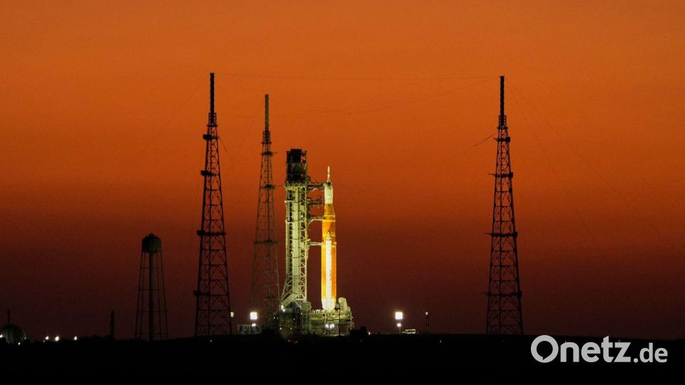 Die Space Launch System-Rakete der Nasa mit dem Orion-Raumschiff, das für die „Artemis 2“-Mission vorbereitet ist, steht bei Sonnenaufgang auf dem Startkomplex 39B des Kennedy Space Center in Cape Canaveral. Bild: John Raoux/AP/dpa