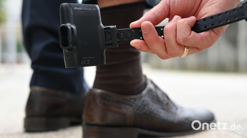 Fußfesseln werden in Spanien seit über 15 Jahren auch zum Frauenschutz eingesetzt. (Symbolbild) Bild: Arne Dedert/dpa