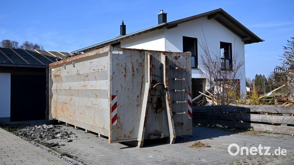 Der Container steht schon: Drei Häuser müssen abgerissen werden. Bild: Sven Hoppe/dpa