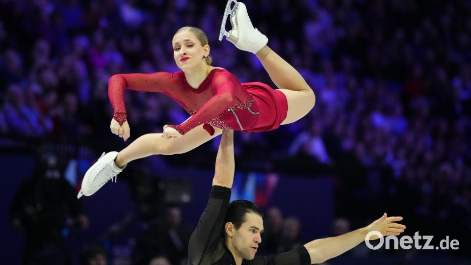 Minerva Hase und Nikita Volodin liegen bei der Eiskunstlauf-WM nach dem Kurzprogramm in Führung. Bild: Petr David Josek/AP/dpa