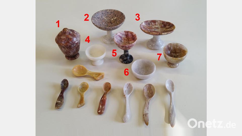 1. eine kleine Urne aus Jaspis, 2. Eine Schale aus Freudenberger Granit mit Fuß, 3. Eine Achatschale auf einem Chalzedon-Fuß, 4. Marmorschale aus der nördlichen Oberpfalz um Neusorg/Wunsiedel, 5. Ein Trümmerachatschale mit einem Fuß aus Lydit, 6/7. Chalzedonschalen. Die Löffel im Vordergrund sind aus verschiedenfarbigem Chalzedon und Jaspis. Bild: Monika Ziegeler