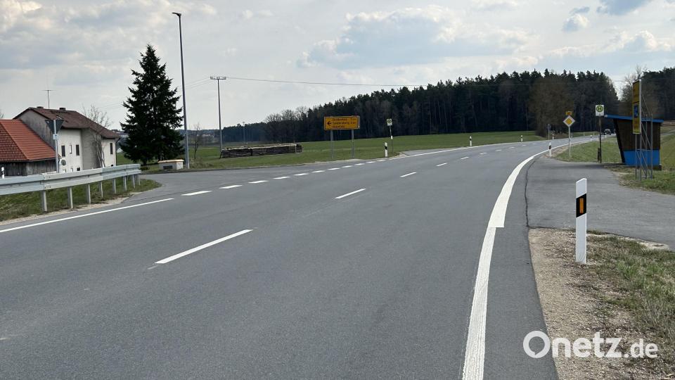 Auf Höhe der Abzweigungen nach Kleinfalz und Fromberg an der B 85 sollen Warnschilder künftig für mehr Sicherheit sorgen. Auch die Notwendigkeit des Bushäuschens stand bei einem Ortstermin in der Diskussion. Bild: Andreas Royer