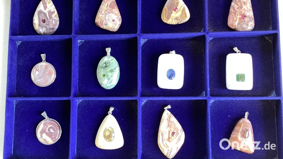 Eine Auswahl an Kettenanhängern mit verschiedenen oberpfälzer Trägersteinen wie Mokait, Jaspis, Achat, grüner Marmor, Chalzedon, Dolomit mit eingesetzten Edelsteinen wie Granat, Turmalin, Rubin, Spinell, Citrin, Amethyst. Bild: Monika Ziegeler