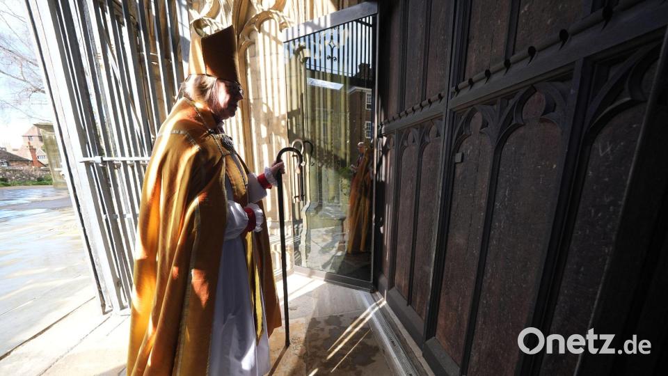 Die Erzbischöfin von Canterbury, Dame Sarah Mullally, schlägt dreimal gegen das Westportal der Kathedrale von Canterbury, bevor sie in der Kathedrale von Canterbury in Kent zur 106. Erzbischöfin von Canterbury inthronisiert wird. Bild: Yui Mok/PA Wire/dpa