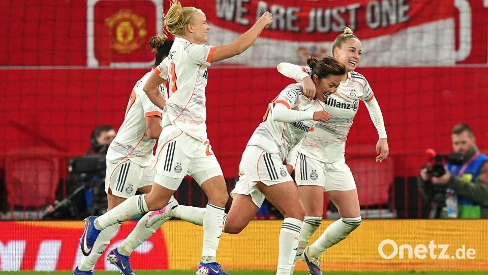 Münchens Momoko Tanikawa (zweite von rechts) feiert mit ihren Mannschaftskameradinnen. Bild: Martin Rickett/PA Wire/dpa