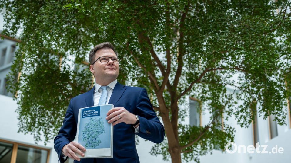 Umweltminister Carsten Schneider (SPD) sieht das neue Klimaschutzprogramm als Fortschritt - steckt aber auch reichlich Kritik dafür ein. Bild: Michael Kappeler/dpa