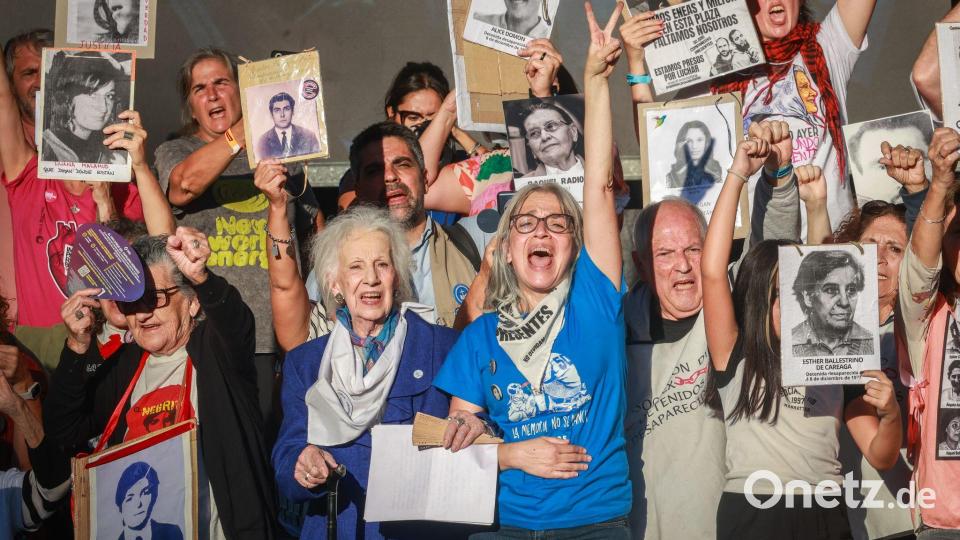 Menschenrechtsorganisationen nehmen an einer Kundgebung zum 50. Jahrestag des zivil-militärischen Staatsstreichs in Argentinien teil. Bild: Cristina Sille/dpa