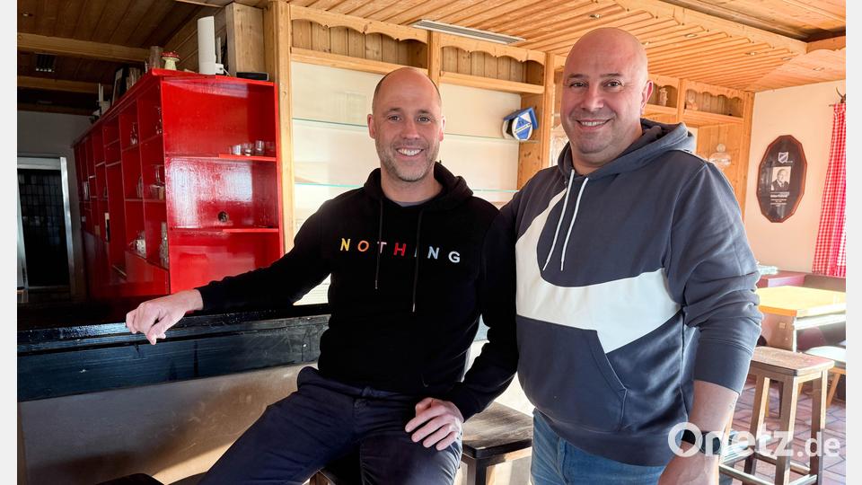 Massimo Erodiani (rechts) wird ab Ende April die Sportgaststätte des SV Altenstadt bewirtschaften. Vorsitzender Jens Simon (links) freut sich, dass der Verein nach so langer Zeit endlich ein Pächter gefunden hat. Bild: Gabi Schönberger