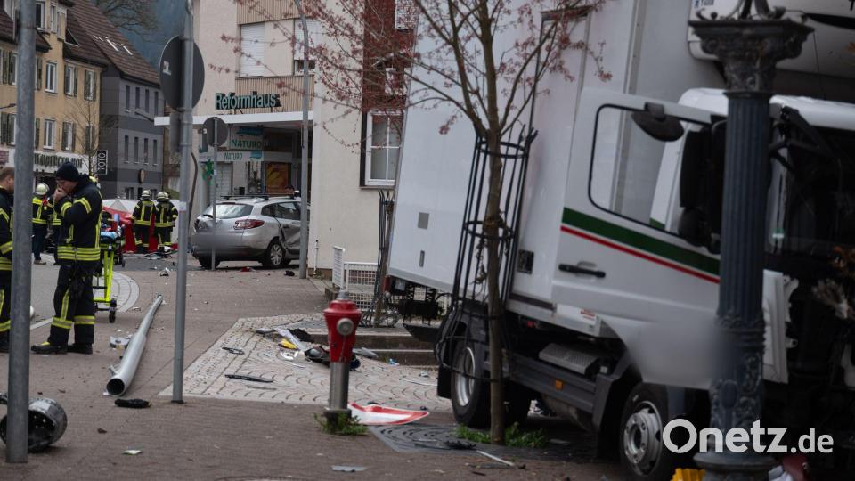 Erst die Hauswand einer Gaststätte bringt den Transporter zum Stehen. Bild: Joshua Rzepka/onw-images/dpa