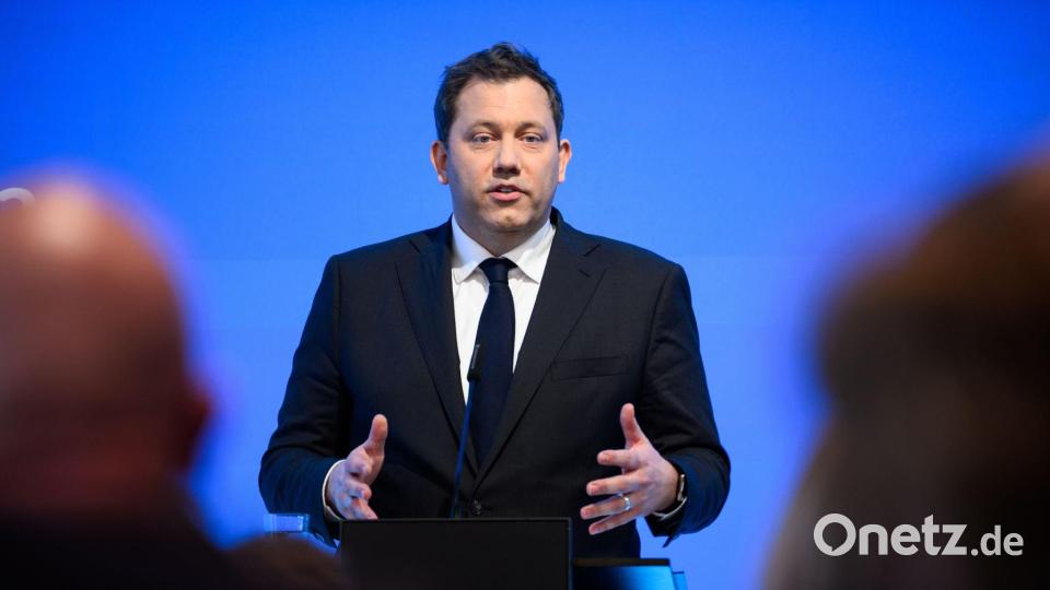 Der SPD-Chef präsentiert seinen Reformplan. Bild: Bernd von Jutrczenka/dpa