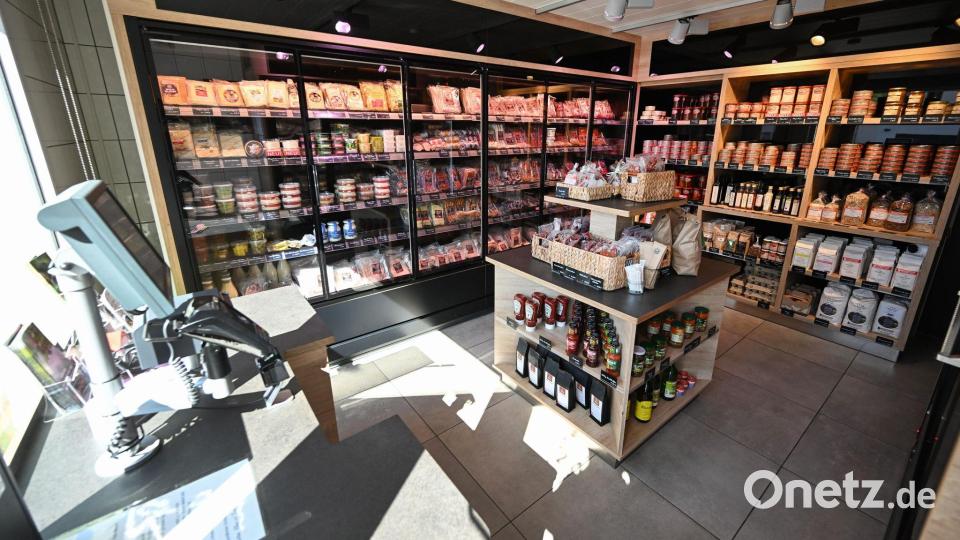 Ein Selbstbedienungsladen einer Metzgerei in Baden-Württemberg. Fleischwaren werden hier ohne Verkaufspersonal angeboten. Bild: Bernd Weißbrod/dpa