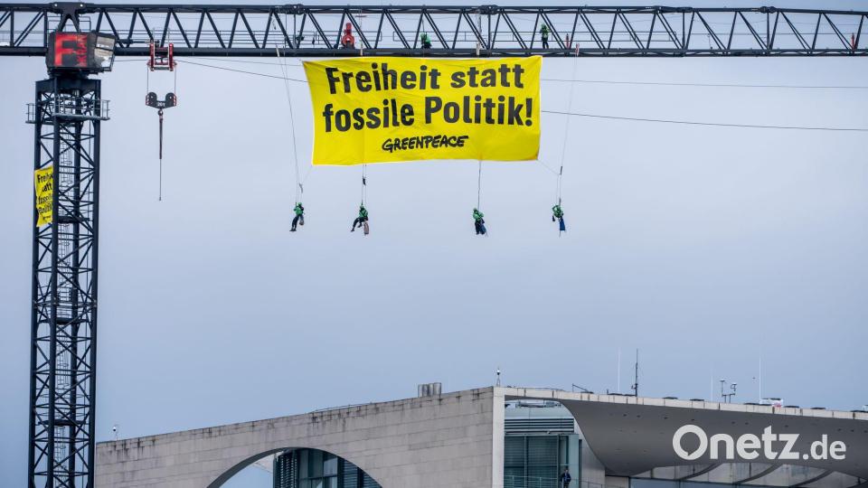 Die Umweltschutzorganisation Greenpeace machte mit einer Aktion vor dem Kanzleramt Druck. Bild: Michael Kappeler/dpa