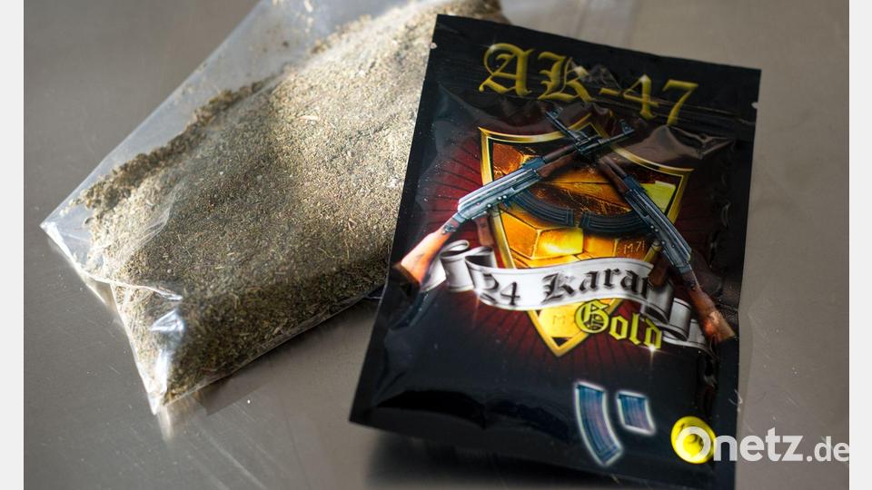 Leicht zu bekommen, billig - und in der Wirkung oft unkalkulierbar: Designerdrogen. (Illustration) Bild: Christoph Schmidt/dpa