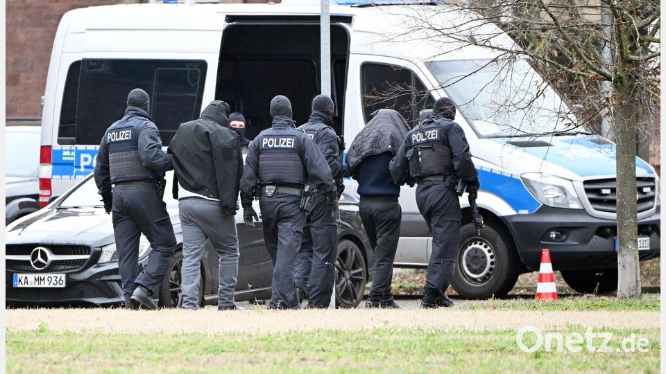 Zwei mutmaßliche Hamas-Mitglieder werden von Polizisten bei einem Hubschrauberlandeplatz von einem Hubschrauber zu einem Auto geführt. (Archivbild) Bild: Uli Deck/dpa