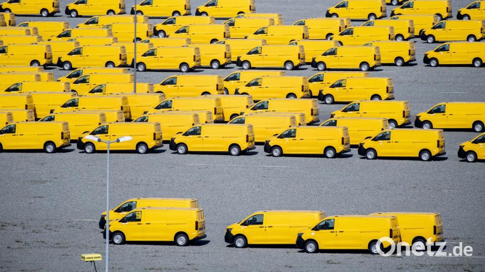 Zahlreiche gelbe Neufahrzeuge vom Typ Volkswagen T7 für die Deutsche Post stehen auf einem Gelände am JadeWeserPort in Wilhelmshaven und werden dort vor Auslieferung zwischengelagert. Bild: Hauke-Christian Dittrich/dpa