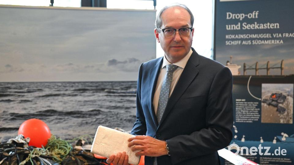 Bundesinnenminister Alexander Dobrindt (CSU) zeigte bei einer Pressekonferenz im Bundeskriminalamt im Herbst Kokainpakete. Sie wurden vor der Insel Borkum ins Wasser geworfen. (Archivbild) Bild: Arne Dedert/dpa