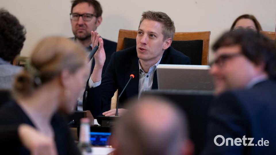 Der designierte Oberbürgermeister Dominik Krause (Grüne) vertritt schon vor Amtsantritt seinen erkrankten Vorgänger Dieter Reiter (SPD). Bild: Sven Hoppe/dpa