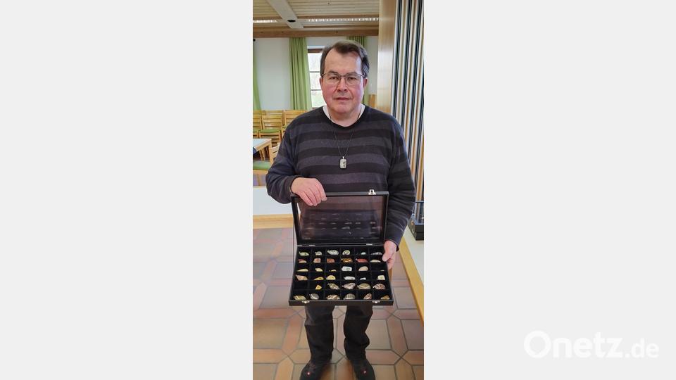 Pfarrer Haußmann mit einer Auswahl seiner Kunstwerke. Der Kettenanhänger, den er selber trägt, ist ein Chrysopras mit eingesetzten Edelsteinen. Natürlich selbst gefertigt. Mit seinen Steinen war Pfarrer Haußmann auch schon auf Ausstellungen im Stiftland und in Schwandorf. Bild: Monika Ziegeler