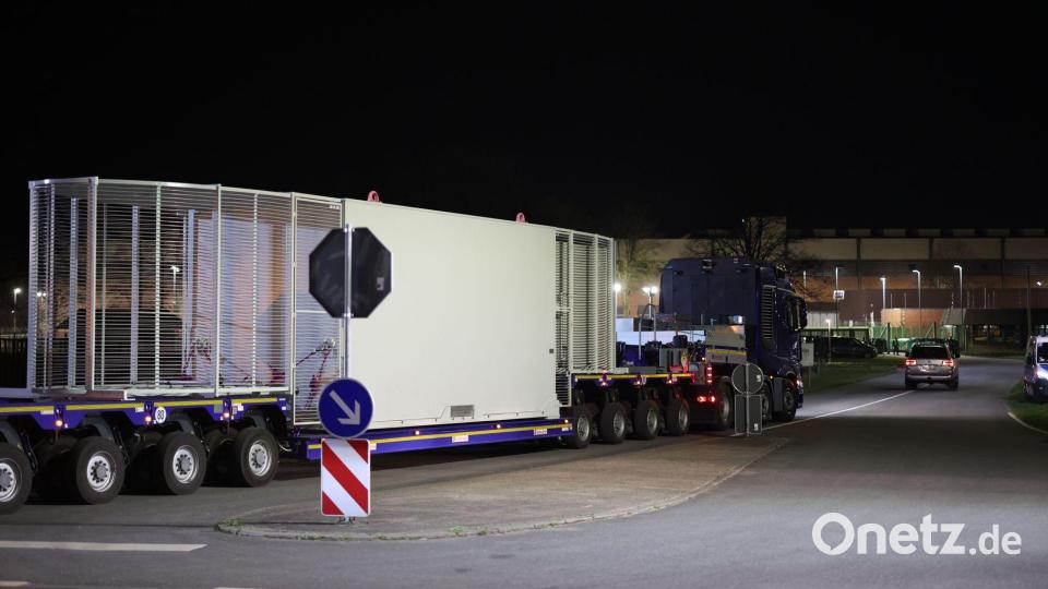 Ein Schwertransporter mit einem Castor-Behälter kommt im Zwischenlager Ahaus im Münsterland an. Bild: Christoph Reichwein/dpa