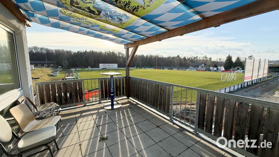 Von der Terrasse der Gaststätte bietet sich ein Blick auf die Fußballplätze. Bild: Gabi Schönberger