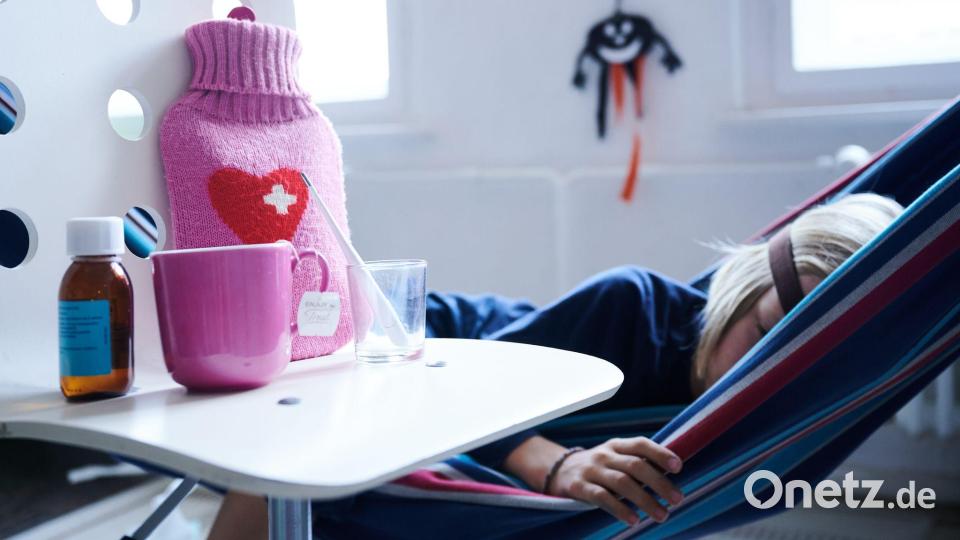 In Deutschland können beide Elternteile zusammen für ein krankes Kind jährlich 15 Arbeitstage freinehmen. Bild: Annette Riedl/dpa/dpa-tmn