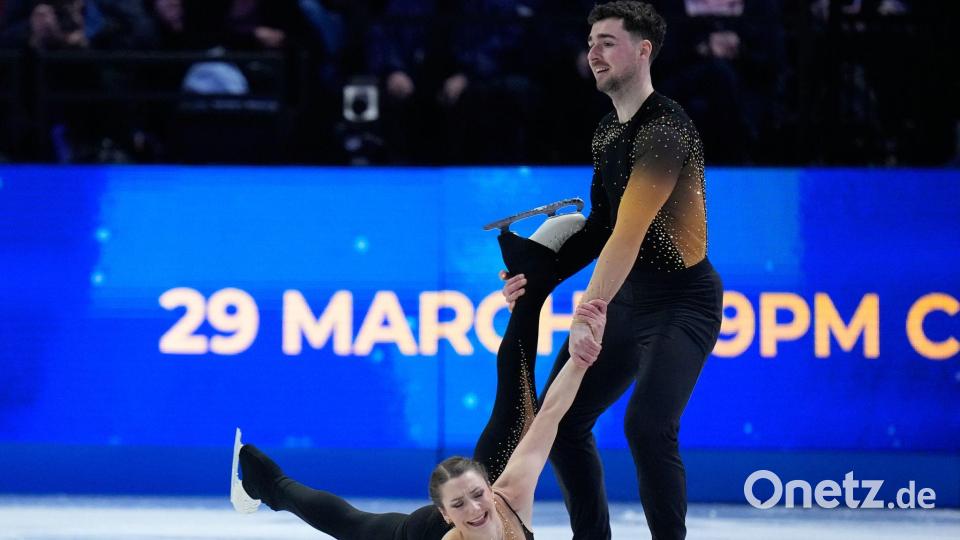 Annika Hocke und Robert Kunkel sind bei der Eiskunstlauf-WM in Prag nach einem Sturz im Kurzprogramm Zehnter. Bild: Petr David Josek/AP/dpa